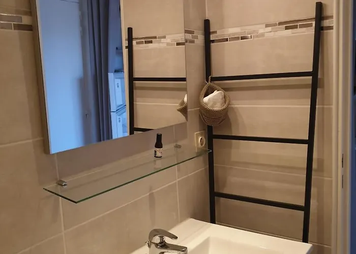 Climatisé à 800m De La *